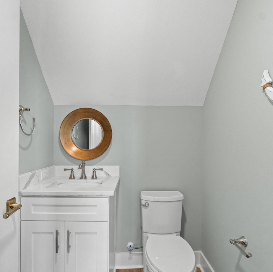 Cottage 13 - Fourth Floor Den Bath