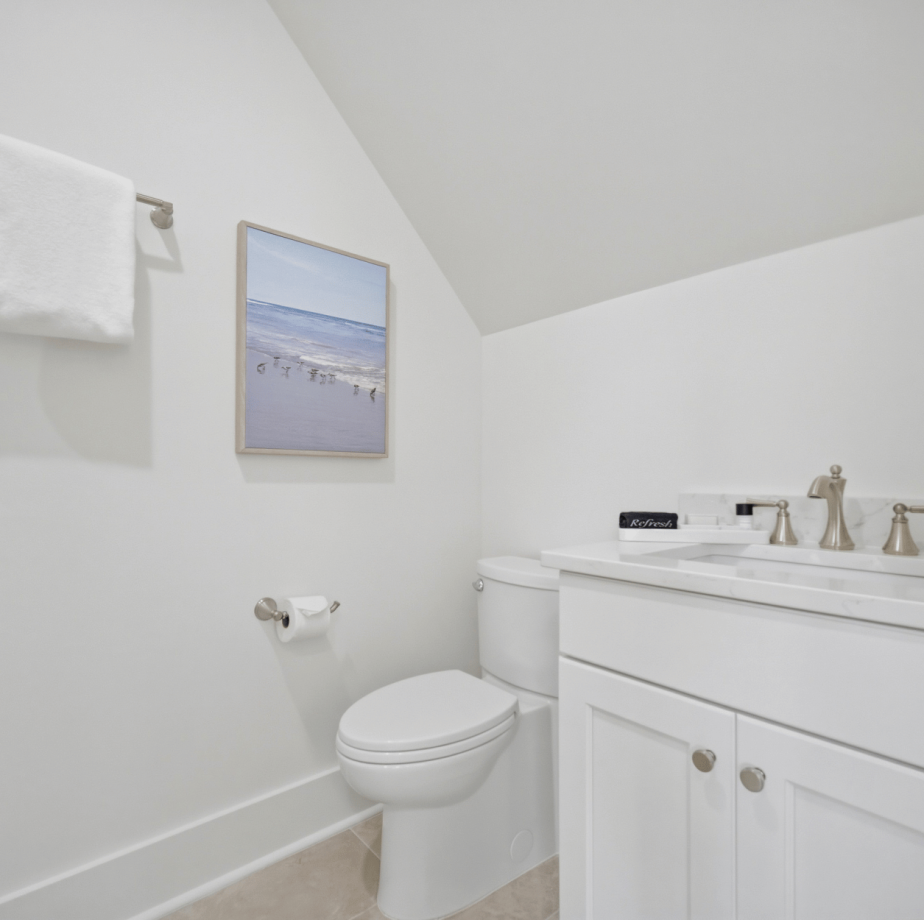 Cottage-18-4th-fl-full-bath